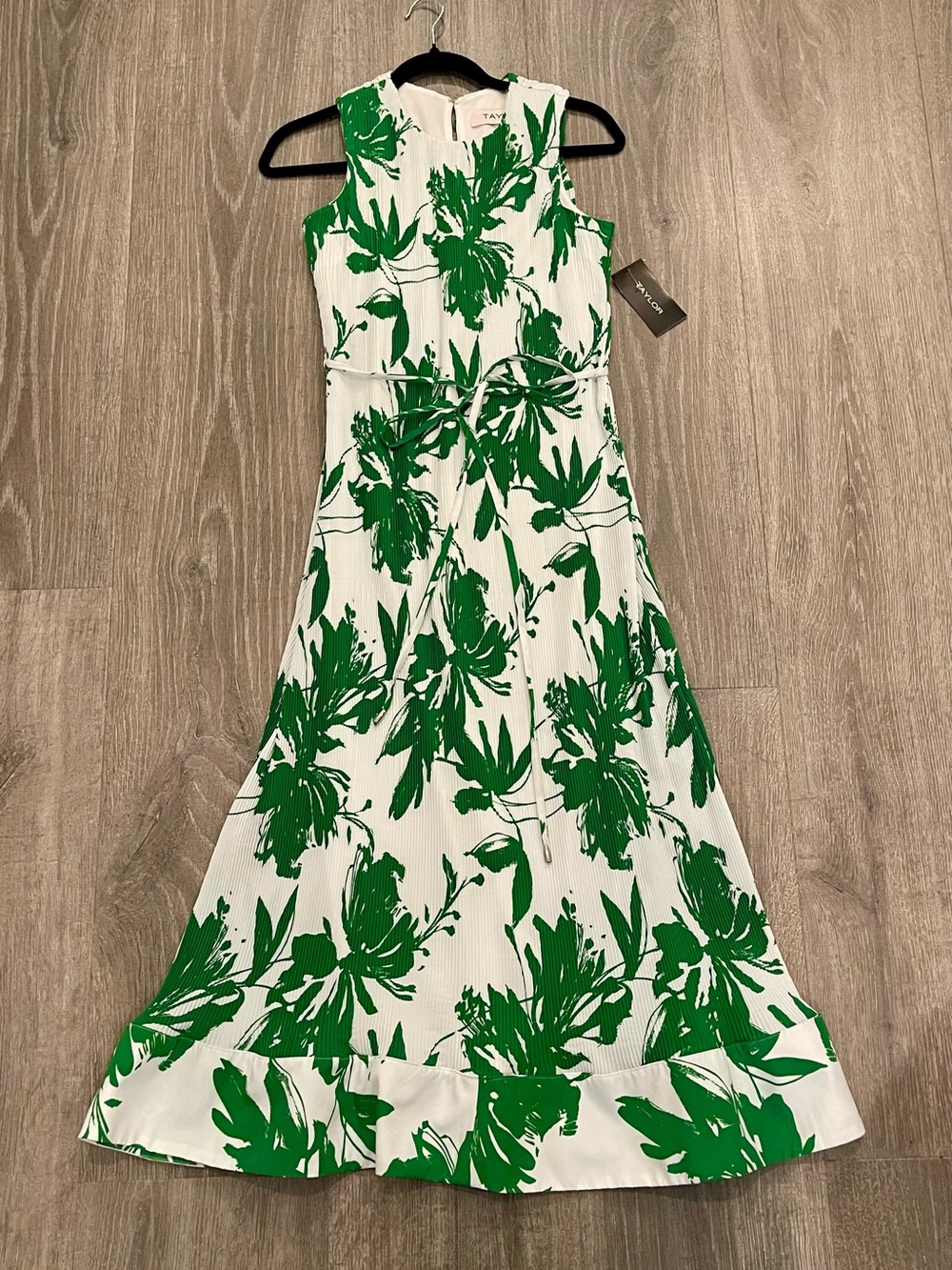 Taylor Green & White Floral Sleeveless Midi/Maxi Dress